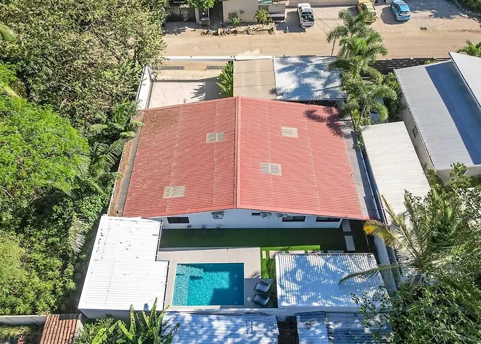 Modern 4br Home, Pool, Parking, Walk To The * Playa Flamingo