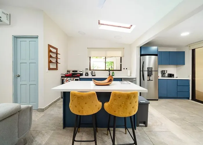 Modern 4br Home, Pool, Parking, Walk To The *