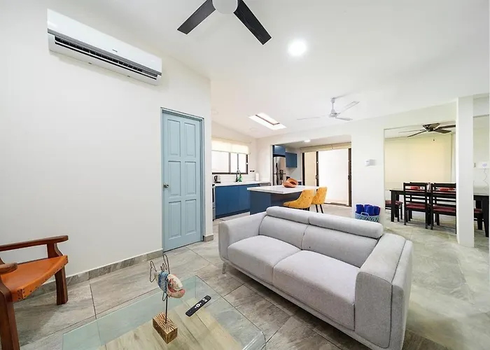 Сasa de vacaciones Modern 4br Home, Pool, Parking, Walk To The *