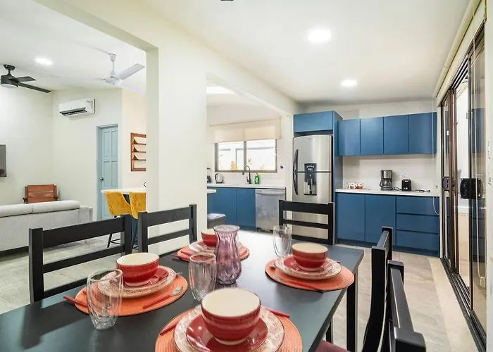 Holiday home Modern 4br Home, Pool, Parking, Walk To The