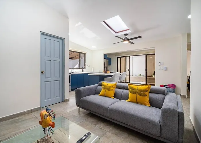 Modern 4br Home, Pool, Parking, Walk To The Holiday home *