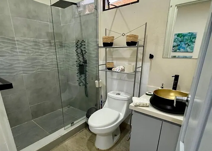 Modern 4br Home, Pool, Parking, Walk To The