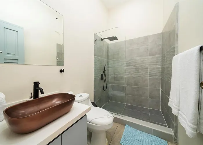 Modern 4br Home, Pool, Parking, Walk To The Сasa de vacaciones *