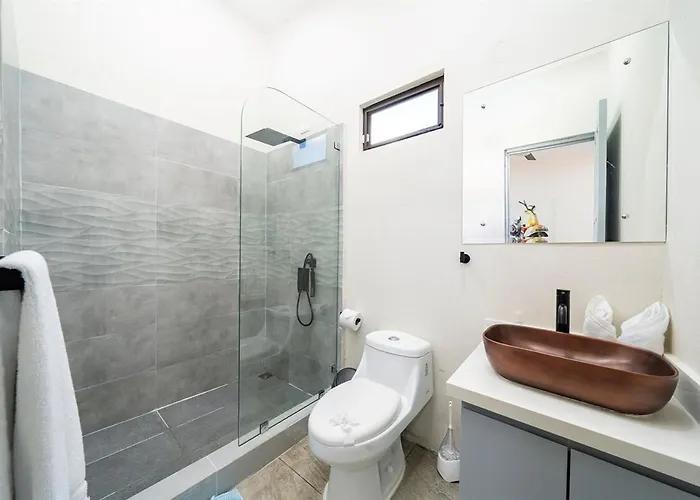 Modern 4br Home, Pool, Parking, Walk To The *