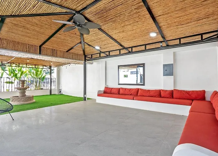 Modern 4br Home, Pool, Parking, Walk To The *