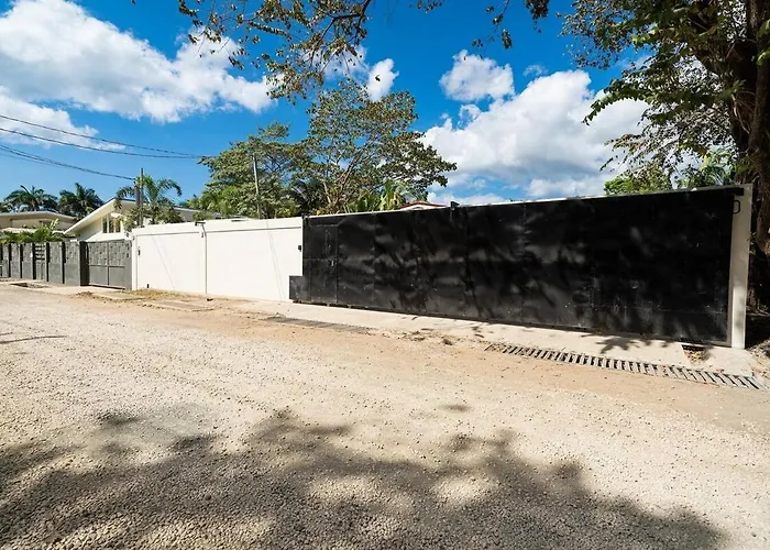 Modern 4br Home, Pool, Parking, Walk To The Holiday home *