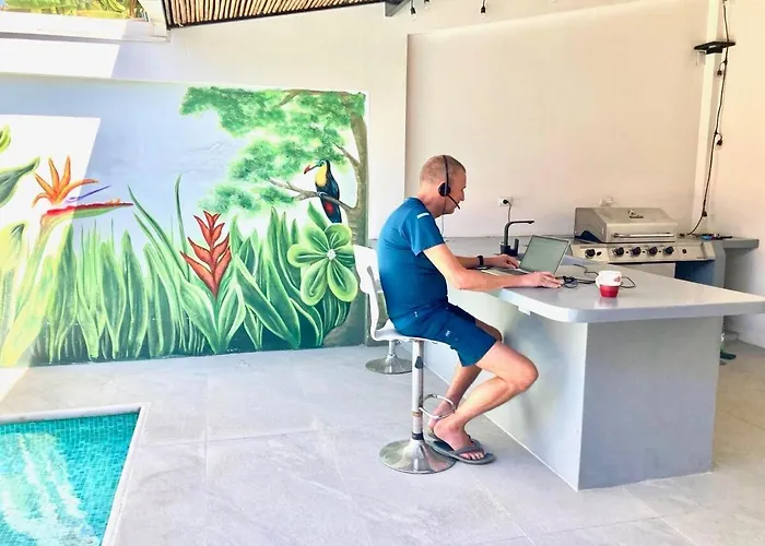 Modern 4br Home, Pool, Parking, Walk To The Playa Flamingo